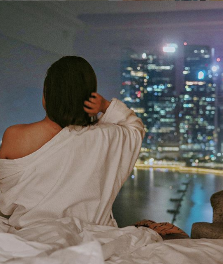 MO_SINGAPORE's tweet photo. With thrills on the tarmac and a host of exciting events across the city, what better way than to capture the high-octane action of the Singapore Night Race from the comfort of our well-appointed rooms #MOgo #MOdreaming #MOviews 📷 : @jenvly https://t.co/49JlW2MZOi