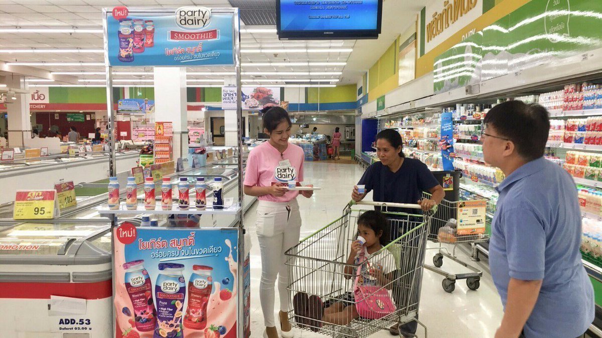 demopowerthai's tweet photo. Party Dairy โยเกิร์ตพร้อมดื่ม มอบความไว้วางใจให้เดโมเพาเวอร์จัดกิจกรรมออกบูธชงชิม ณ ซูเปอร์/ไฮเปอร์มาร์เก็ต ทั่วประเทศ ตั้งแต่ต้นปีอย่างต่อเนื่อง สร้างโอกาสใหม่ ๆ ให้ลูกค้าได้ทดลองชิมผลิตภัณฑ์จริง ที่มีความอร่อยจากโยเกริ์ตเน้ือสมูทตี้ ไขมันต่ำ และช่วยเพิ่มโอกาสซื้อมากขึ้น https://t.co/2q8bu9s3RM