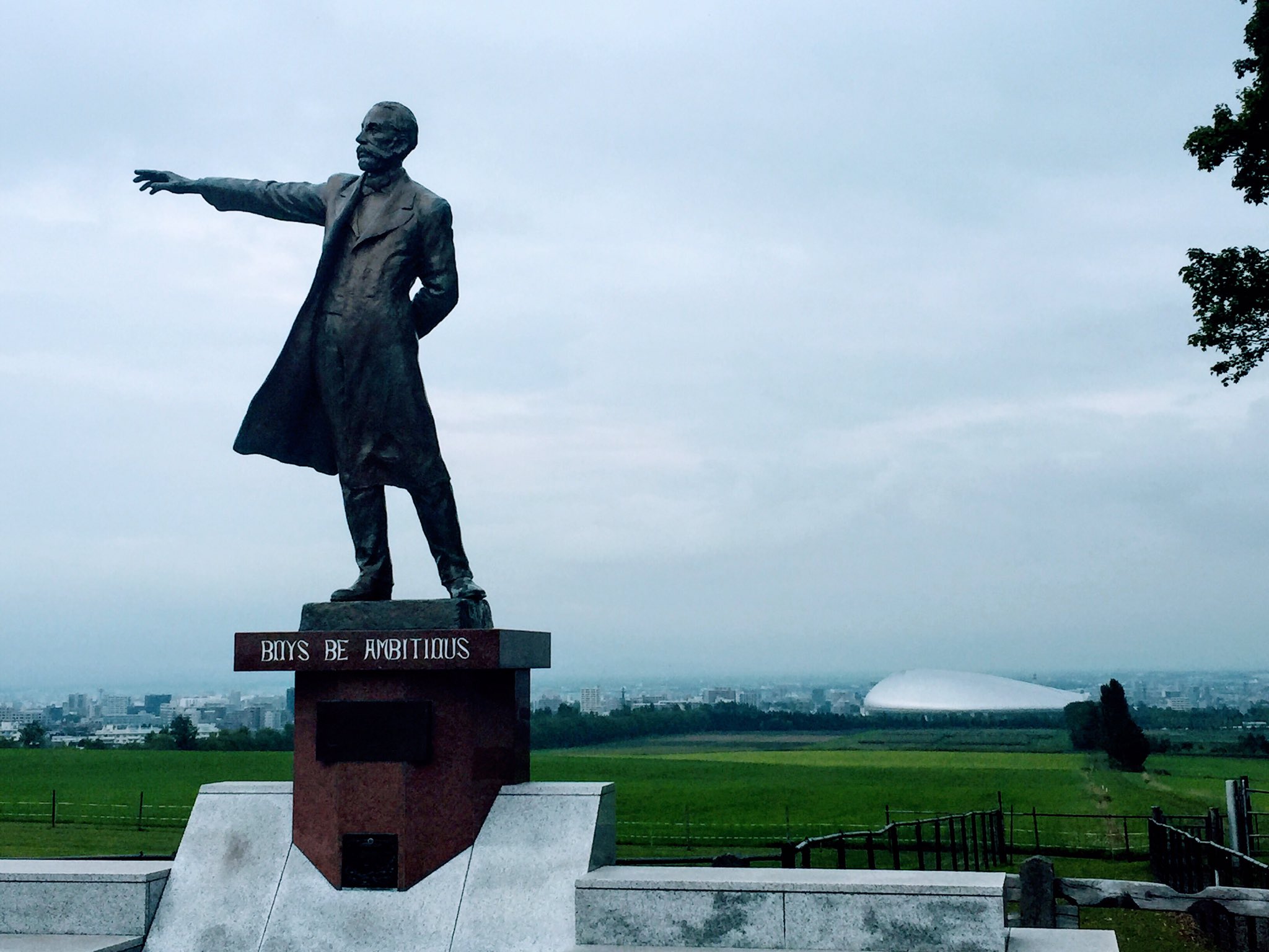 北海道観光 小樽個人 生田タクシー 札幌羊ヶ丘展望台です 札幌にはクラーク博士像が２つあります 北海道大学構内と羊ヶ丘展望台にありますが 上げている手が左右違います 羊ヶ丘展望台が右手を上げ 北海道大学構内では左手を上げています 奥に