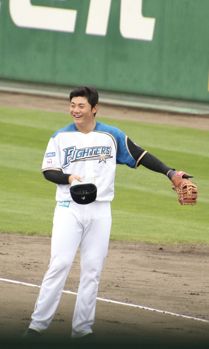 ぽち V Twitter きよみーがデスパイネに喋りかけられて指差しながら翔さんにニコニコ何か訴えてる 大将何言ってるかわからないよーって感じかな もしそうなら翔さん俺もわかんねぇよって思ってそう 清宮幸太郎 中田翔 Kiyomiya21 Fighters Nakata6 Fighters