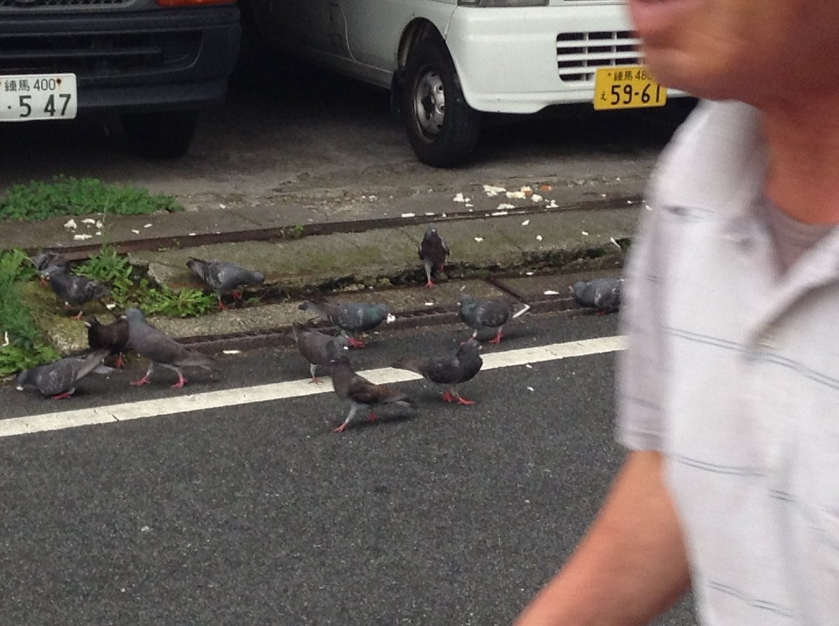 外の方が涼しそうだったので、ベランダで一息。
色んな匂いがしてきた。焼き魚、何だろう、サバかなぁ。焼肉の匂いも、多分ブタさん。ビックリしたのはスパイスの香り。かなりの種類の、い〜匂い。この辺にそういう方がいらっしゃるのね。