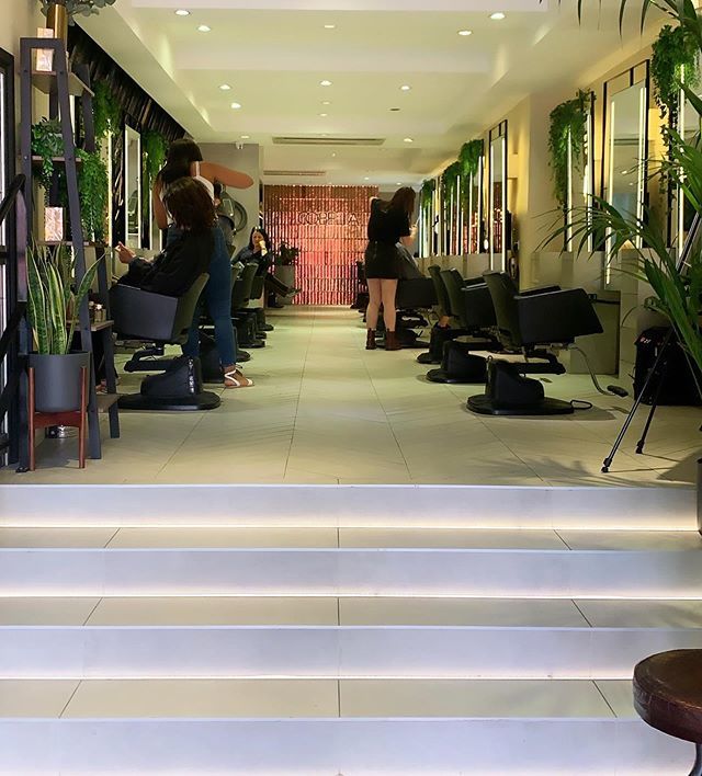 🌻 @cobellasalon #loveyourworkplace #loveyourteam #salonlife #saloninterior #salonlove #londonsalon #saloninterior #greensalon #interiordesign #behindthechair #wellasalon #wellauk #wella ift.tt/32KZvPe