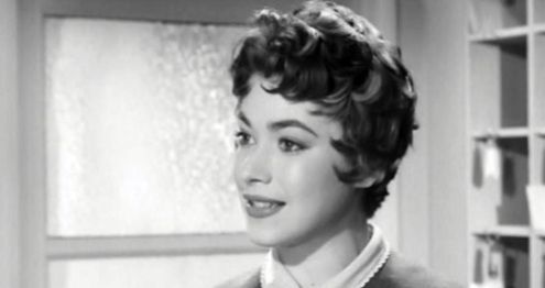 TalkingPicsTV's tweet photo. 14:00 SCOTLAND YARD: THE WHITE CLIFFS MYSTERY (1957) #RussellNapier #YvonneAndre #PeterBathurst A dead rocket engineer was being blackmailed, but by whom and why? https://t.co/06d9FZvfja