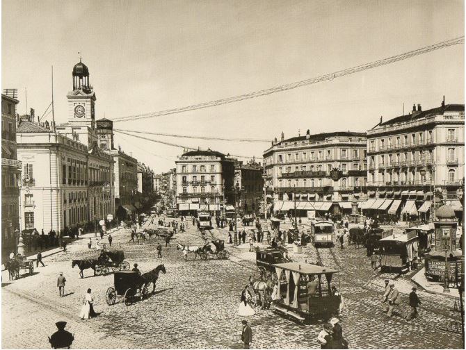 ¿Reconoces cual es este lugar en Madrid? La foto es alrededor de los años 1900. Foto compartida por <a href="/madrid_secreto/">Madrid Secreto</a>