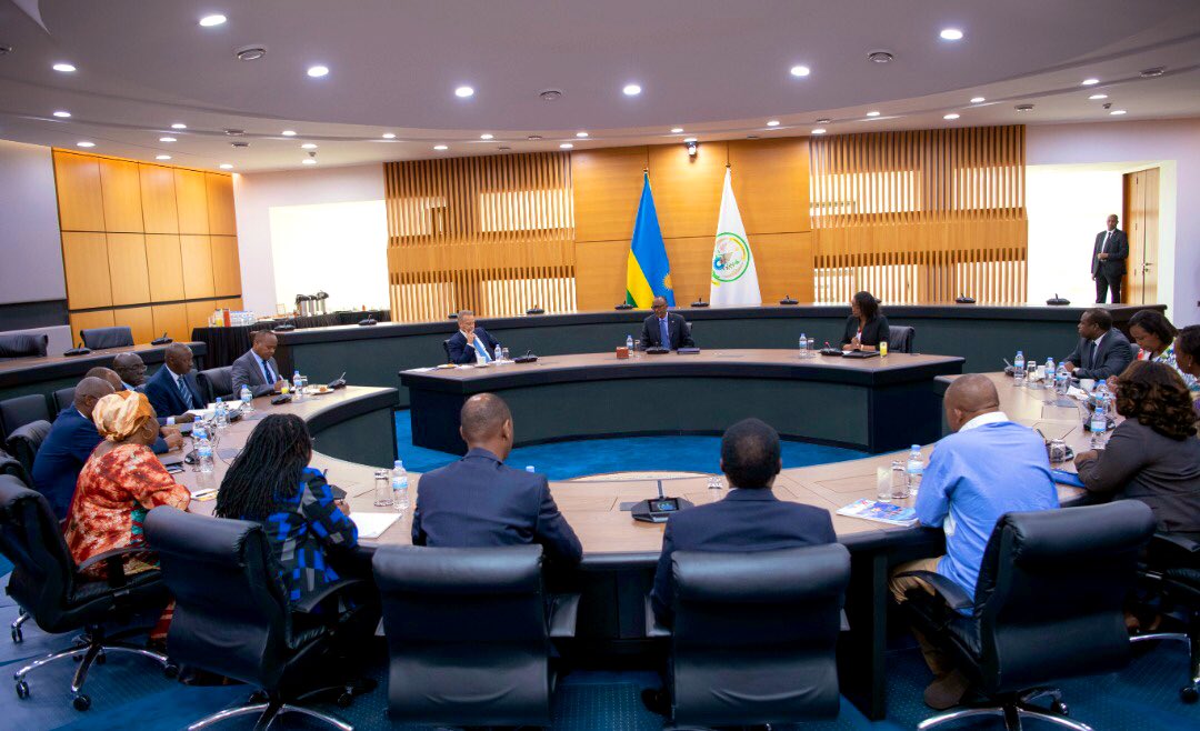 UrugwiroVillage's tweet image. President Kagame is now meeting with 17 members of the East African Business Council led by Chairman Nicholas Nesbitt