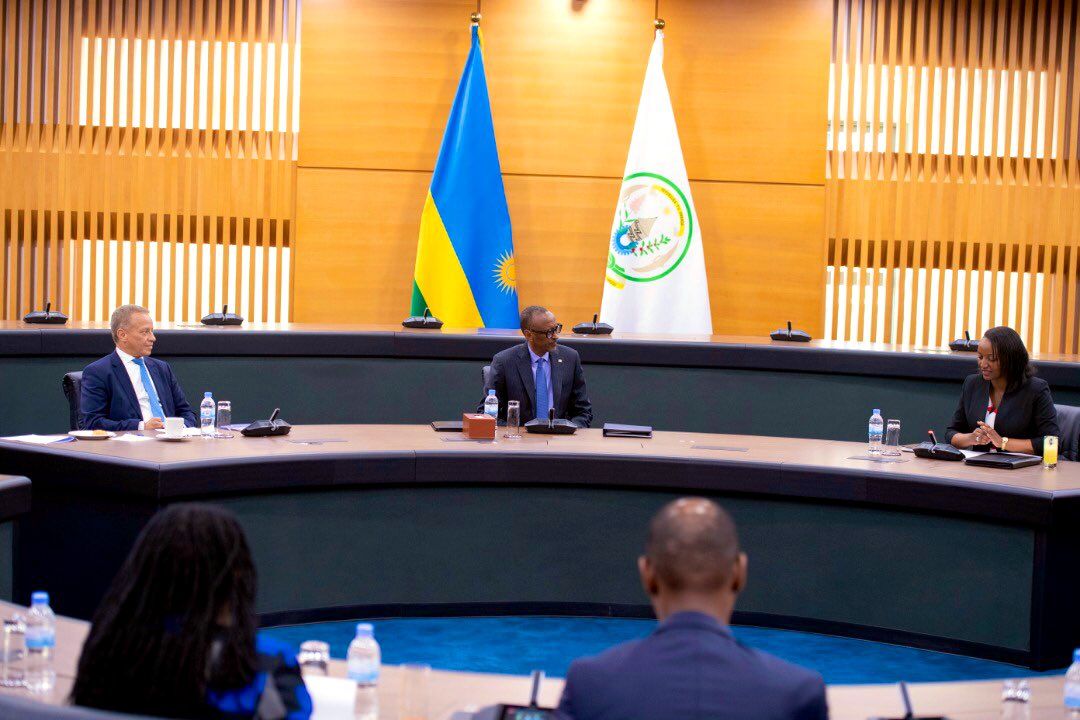 UrugwiroVillage's tweet image. President Kagame is now meeting with 17 members of the East African Business Council led by Chairman Nicholas Nesbitt