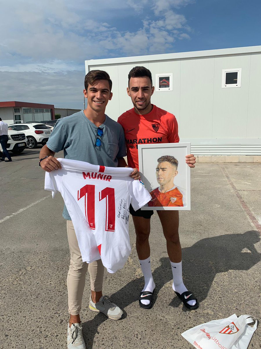 fca_arte's tweet photo. Muchisimas gracias @Munirhaddadi gran persona y jugador, gracias por tu amabilidad y espero que te haya gustado crack. FORZA SEVILLA ⚽🔴 https://t.co/sWriCmUAoB