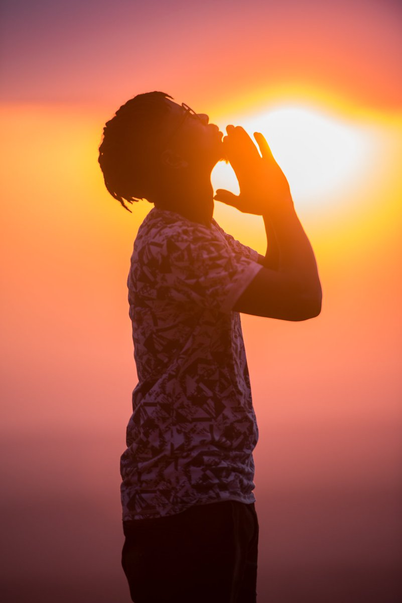 muchina_sherry's tweet photo. So yesterday i almost gave up on starting this project because alot happened in between, spent the whole afternoon fighting back tears. I decided to be a lil more patient even after loosing it, anyway SILHOUETTES IN THE SUNSET was born yesterday and runs till December.. https://t.co/zaODzr3H7V