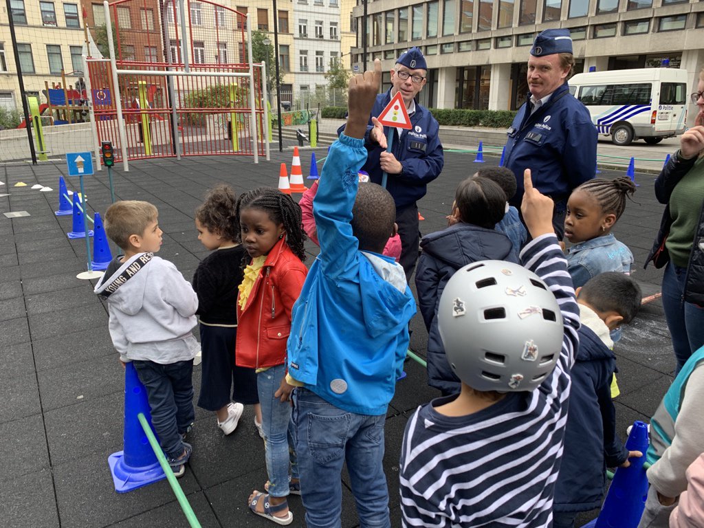 Nicolas_claeys's tweet photo. Het verkeerspark van @zpz_polbru is deze week te vinden in @Ixelles_Elsene voor de #WeekvdMobiliteit in basisschool De Wimpel. Met Verkeerseducatie voor voetgangers en fietsers https://t.co/l1T2VVgsty