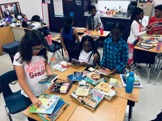 MrsShafferReads's tweet image. Mrs. Peyton's 4th grade class working together to create a classroom library.  @hcpss_rbes @hcpsselemla #WeAreRunningBrook  #literacyimpact