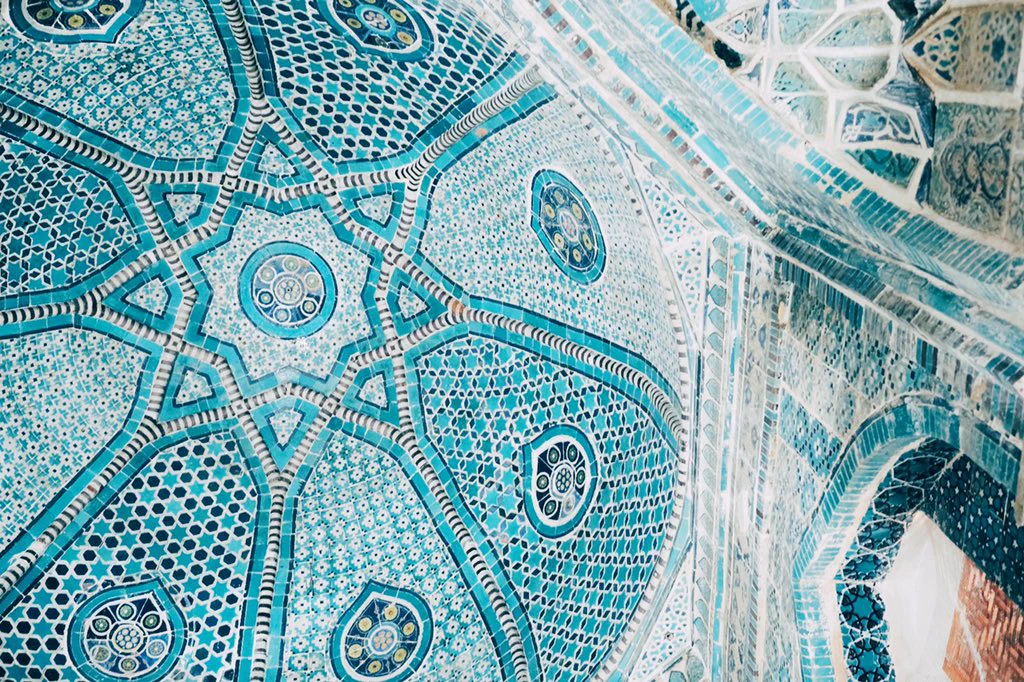 呼吸をすることも忘れてしまいそう…美しすぎるウズベキスタンの「青の都」