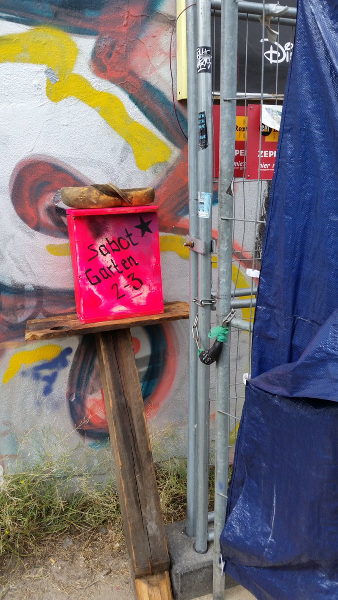 GardenSabot's tweet photo. Wir haben jetzt sogar einen Briefkasten mit nem sabotbals unserem Maskottchen ;) Falls uns jemand Post schicken will. Z.B der Kauz von Investa, der hier angeblich am Freitag aufgetaucht sein soll und mit Unterstützer*innen gesprochen hat.
#Buchtfüralle #Widerstrand  #Ostkreuz https://t.co/ChFtkJtlJv