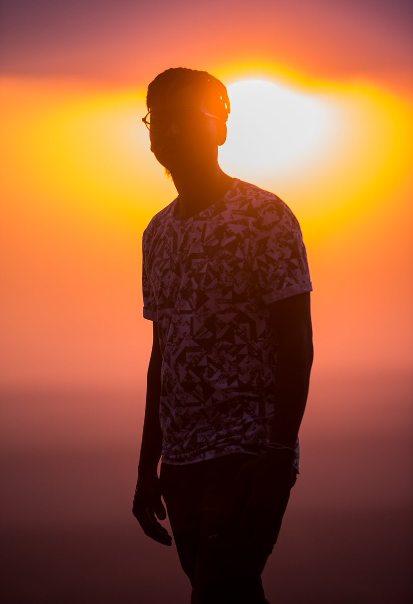 muchina_sherry's tweet photo. So yesterday i almost gave up on starting this project because alot happened in between, spent the whole afternoon fighting back tears. I decided to be a lil more patient even after loosing it, anyway SILHOUETTES IN THE SUNSET was born yesterday and runs till December.. https://t.co/zaODzr3H7V