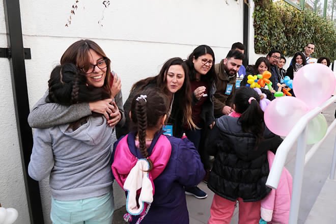 SenameMetro's tweet photo. 🏡Comenzó el cierre del Cread Galvarino con la habilitación de la primera Residencia Familiar de @SenameMetro 

👧🏽Las niñas se cambiaron a una #ResidenciaFamiliar donde fueron recibidas cariñosamente en un espacio personalizado y acogedor.

Más info
🔻🔻🔻
https://t.co/2lTWPtfy0w https://t.co/wvTJaLGMzf