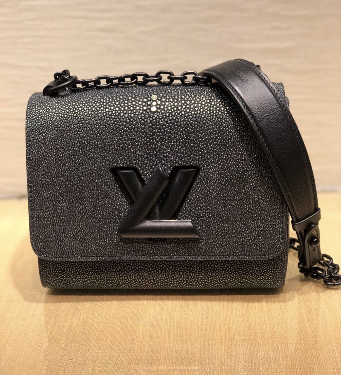 ETKT's tweet photo. ช่วงวันที่ 16กันยายน- 15ตุลาคมนี้ Louis Vuitton จะมี Exclusive items มาลงที่ Emporium โดยจะรวบรวมกระเป๋ารุ่น Chain bag ที่เป็น limited มาขายครับ👝✨ #LouisVuitton #Chainbag #Thailand https://t.co/biijjnH4ln