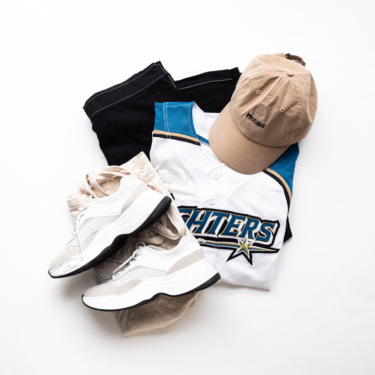 Nfb やきう女子 日ハムホームユニは淡いベージュ ホワイトをブラックで引き締めて大人っぽいシンプルコーデでまとめました ユニフォームのキレイな青色が差し色に 球場コーデ Lovefighters Instagram T Co Sdlagrcvxp T Co