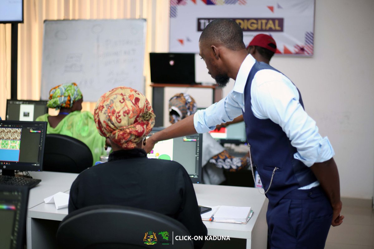 ClickOnKaduna's tweet photo. #MeetOurInstructor
Abuwale Abubakar (@Abuwhale) is a Graphic Designer/Photographer.
He is Passionate about impacting creativity to youths, to become creatives.
Abu, is known for his unique and exceptional blend of colours and shapes to create distinguish illustrations. https://t.co/Mb5qkVdAcB