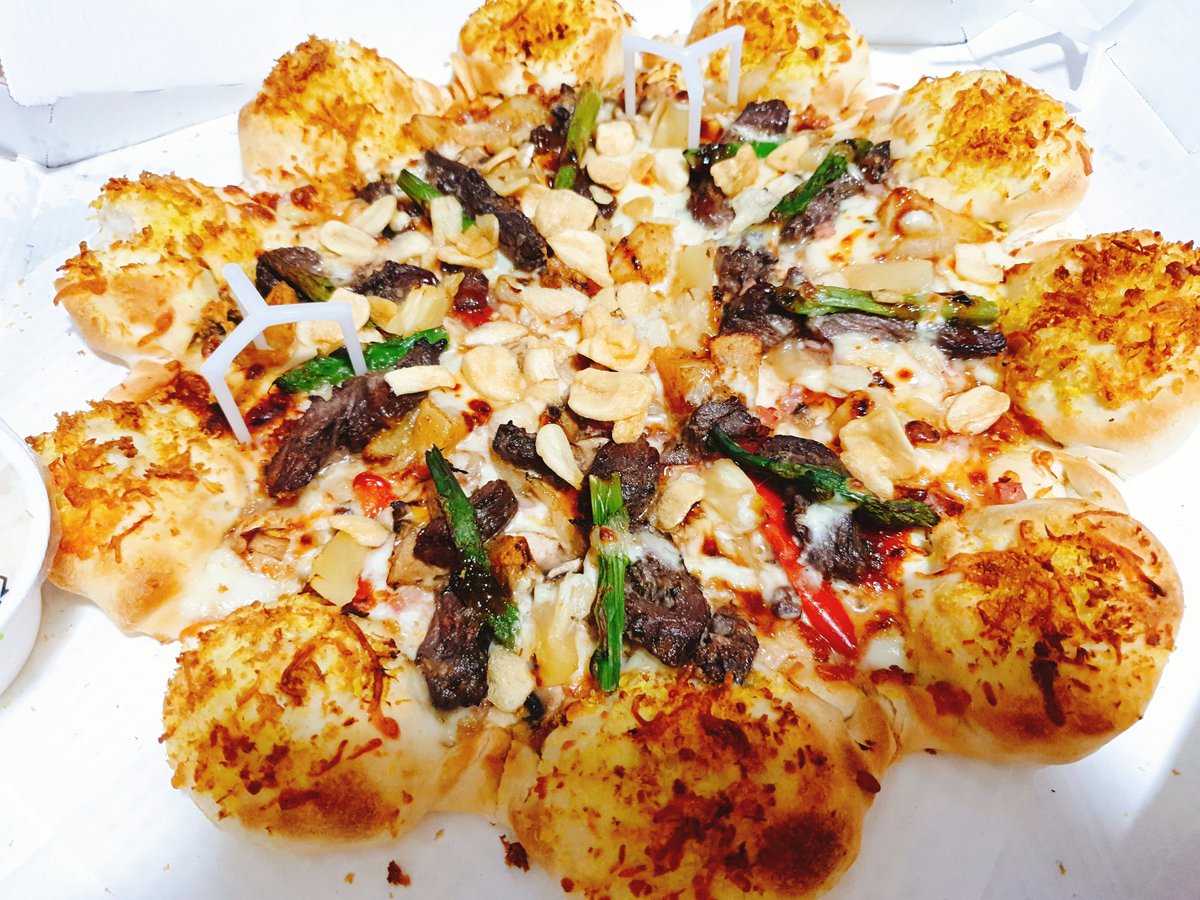 오늘은 피자헛
#크런치 #갈릭딥핑소스와 #고기 #피자