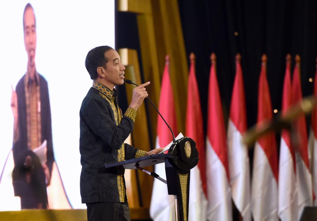 Pemerintah akan mengajukan banyak revisi UU terkait perizinan dan investasi yang memungkinkan keleluasaan Indonesia bergerak lebih jauh dan bersaing dengan negara lain. 

Dihitung-hitung, ada kurang lebih 74 UU.