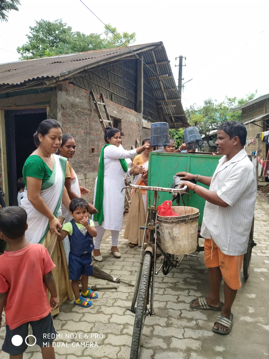 SupratimGoswami's tweet image. Swachhta Hi Seva. One of today&apos;s activities at AWCs of dibrugarh Urban ICDS project. #PoshanMaah2019 #SahiPoshanDeshRoshan #SwachhBharat #SwachhtaHiSeva @MinistryWCD @NITIAayog @POSHAN_Official @PoshanAssam @PDibrugarh @PMOIndia @MannKiBaat_PMO @smritiirani @PhukanGitashree