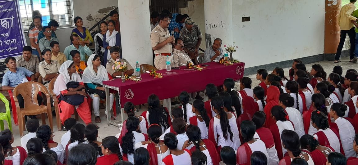 WBPolice's tweet photo. An interaction programme was organised with local school students by Basanti PS #BaruipurPoliceDistrict on different safety related issues as a part of #CommunityPolicing programme. 
#Swayangsiddha 
#AwarenessIsTheKeyOfSafety https://t.co/shUgo1VKEa