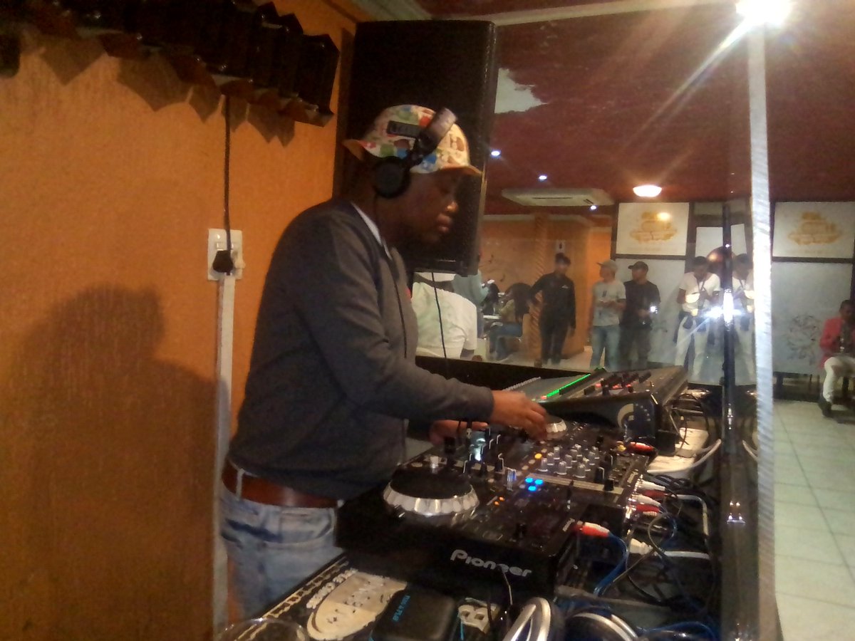 PDHmusicSA's tweet photo. Entertainment is what we believe in delivering good music to our fans 🇿🇦
#FamilyValuesInMusic 
#FollowUsToday #BookingsAvailableNow
#MusicSystemContinues🔥💣💥 https://t.co/77WqXiTllG