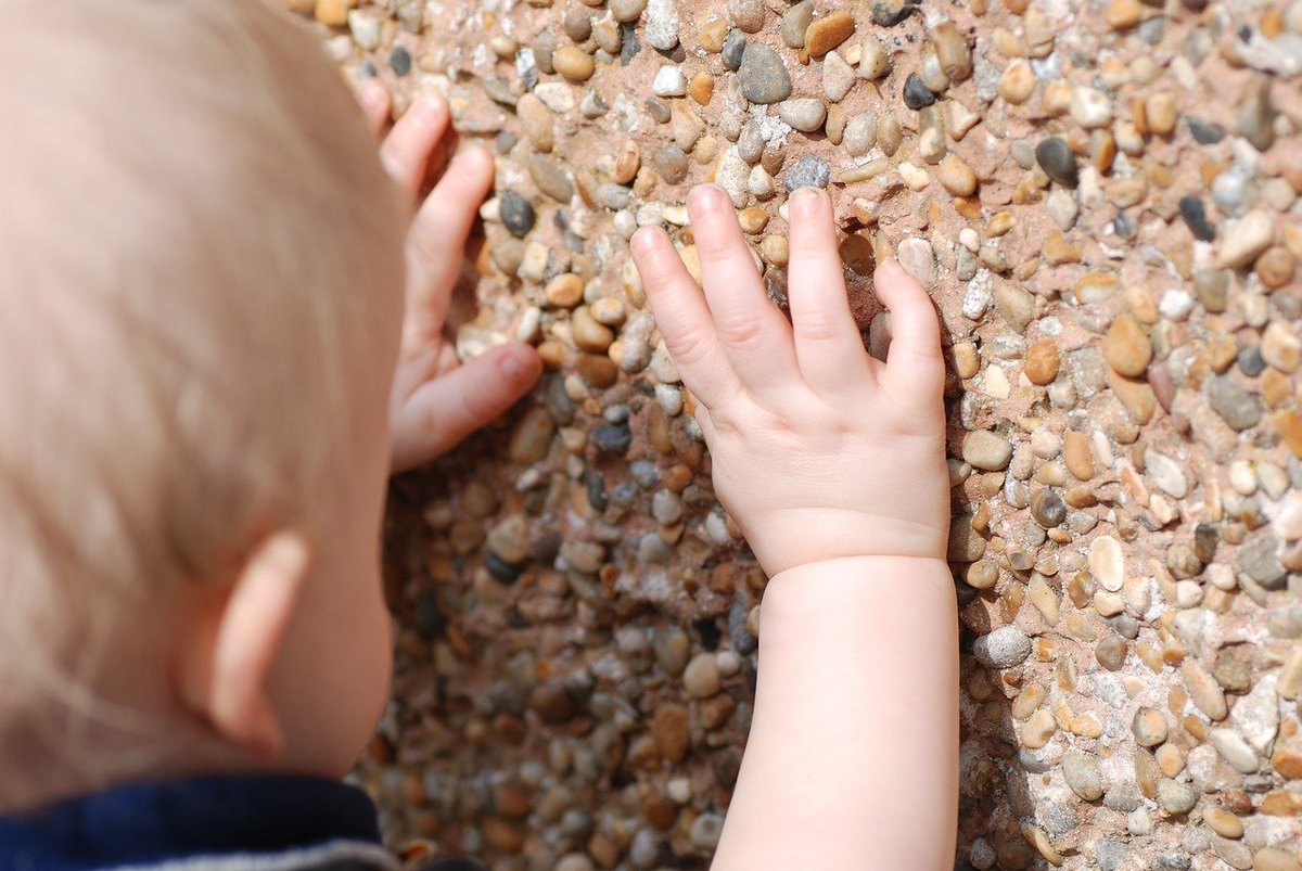 Stone child. Дети изучают камни. Дети исследователи камней. Картинки камней для детей с родителями. Дети изучают камни рисунки.