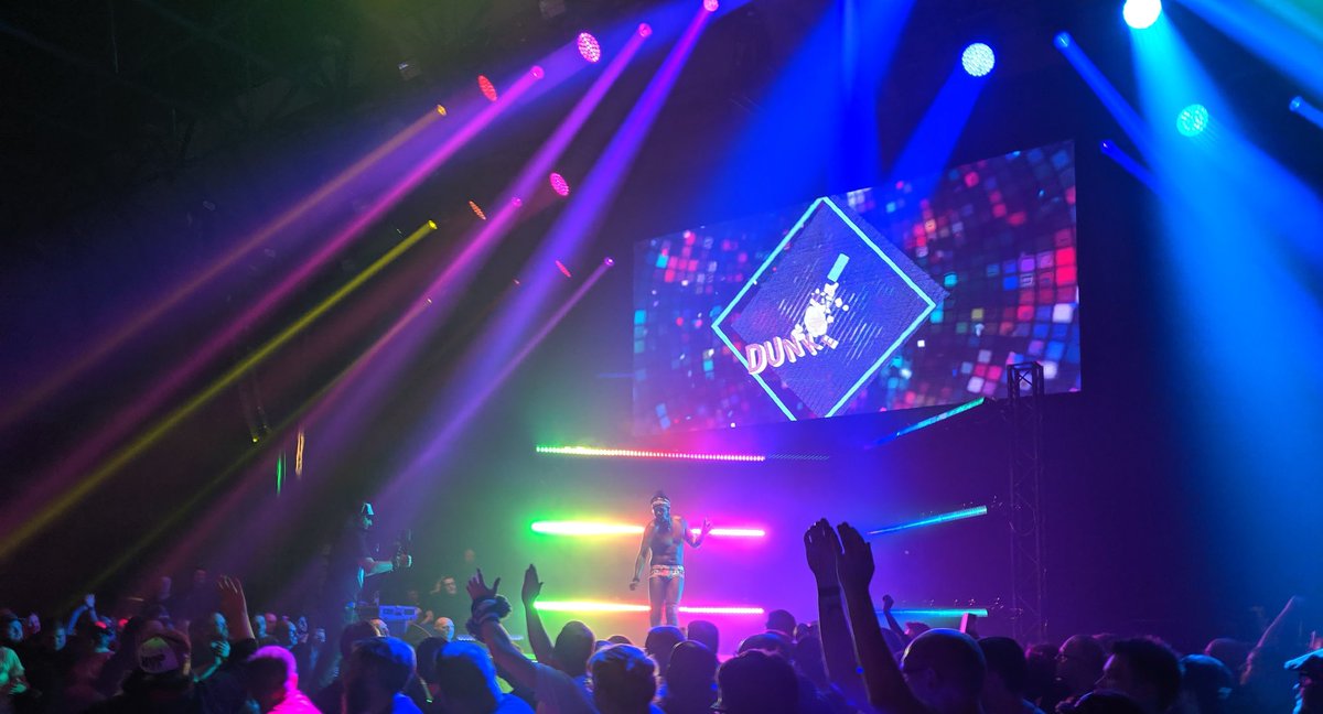 alexhopkinson's tweet image. And because it was pretty cool, here are some shots of the colourful @SugarDunkerton entrance to finish off #Chapter95 #StillChasing