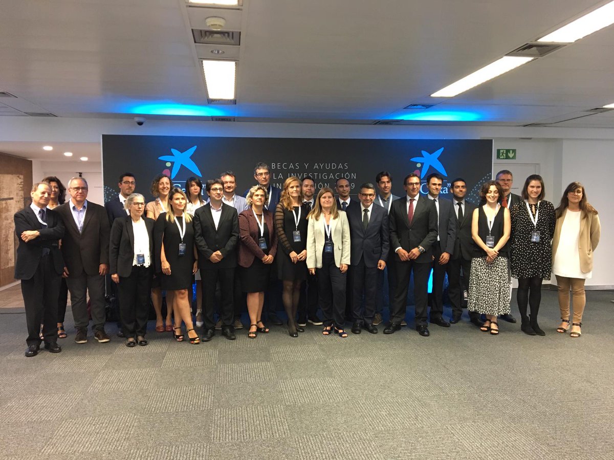 CaixaResearchCA's tweet photo. Són molts els centres espanyols i portuguesos que es troben avui representats en aquesta ceremònia de beques i projectes de #RecercalaCaixa.

A la imatge els investigadors reconeguts amb les Beques i Ajuts a la Recerca e Innovació 2019 https://t.co/tQGXJCVqyT