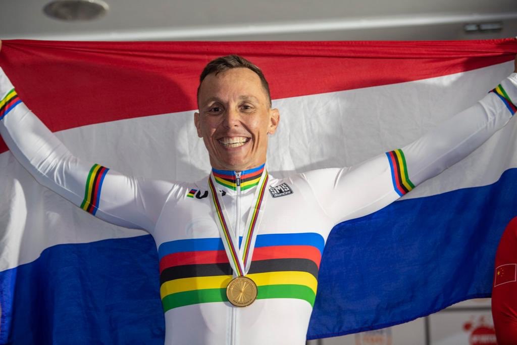 handbiketimothy's tweet photo. Coming back home with my 3th 🌈 rainbowjersey is the finest way
#worldchampion #again https://t.co/iYEuaeB0ZY