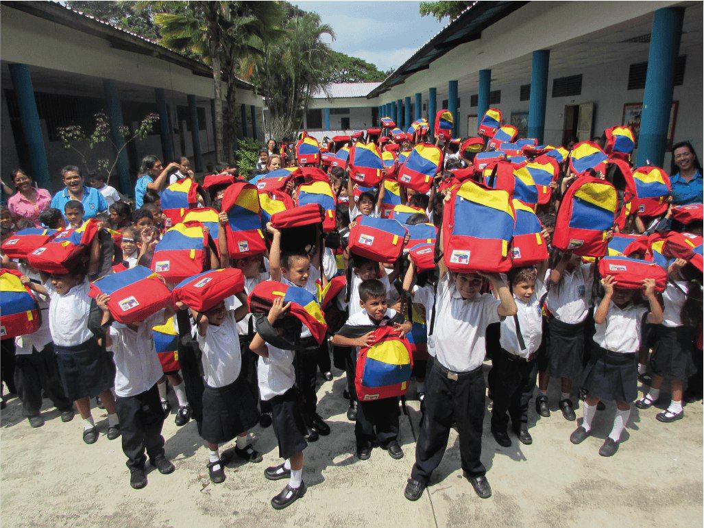 #AClasesConAlegría Gracias al esfuerzo del Presidente <a href="/NicolasMaduro/">Nicolás Maduro</a> la muchachada de la Patria inicia el año escolar 2019-2020 con morrales, uniformes, útiles escolares y libros de la Colección Bicentenario para una educación de calidad. @psuvaristobulo <a href="/EdwinRojasM/">Edwin R</a> <a href="/karsanc/">karenly Sanchez N.</a>