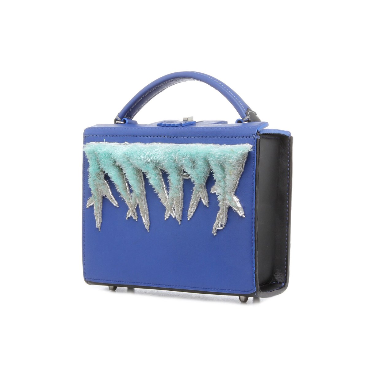 dreamscodeuk's tweet photo. Stay icy with our FLUFFY SNOW HANDBAG ❄️

- Available at @dreamscodeuk https://t.co/9Rm59FZ2mU