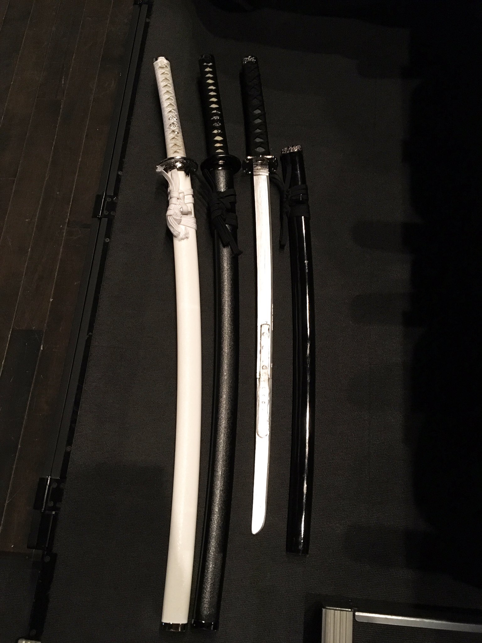 Twitter पर 紗也香 今回使用した武器たち 刀3本と薙刀を使ってました 衣装替えはなかったのですが 武器替えが結構忙しかったです笑 折れる刀は小道具の舞さんに作っていただいたのですが 殺陣で振り回しても大丈夫だけれど折ろうと思って力を加えたときには
