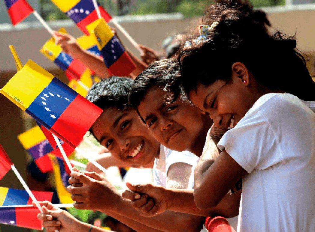 #AClasesConAlegría “Queremos un proyecto educativo para hacer Patria, no para entregarla ni venderla al mejor postor”. Comandante Eterno Hugo Chávez @psuvaristobulo <a href="/NicolasMaduro/">Nicolás Maduro</a> <a href="/RosangelaOrozco/">Rosangela Orozco</a> <a href="/EdwinRojasM/">Edwin R</a> <a href="/karsanc/">karenly Sanchez N.</a>