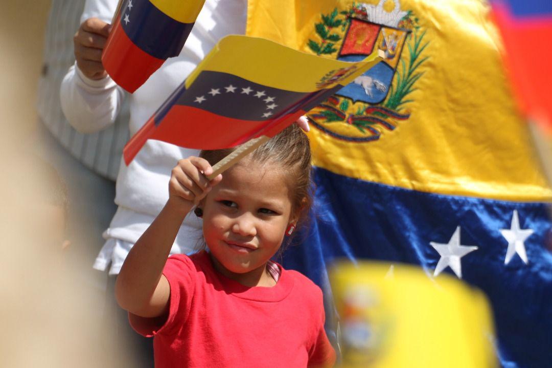 #AClasesConAlegría “La educación, corazón palpitante de la libertad del país”. Comandante Eterno Hugo Chávez @psuvaristobulo <a href="/NicolasMaduro/">Nicolás Maduro</a> <a href="/RosangelaOrozco/">Rosangela Orozco</a> <a href="/EdwinRojasM/">Edwin R</a>
<a href="/karsanc/">karenly Sanchez N.</a>