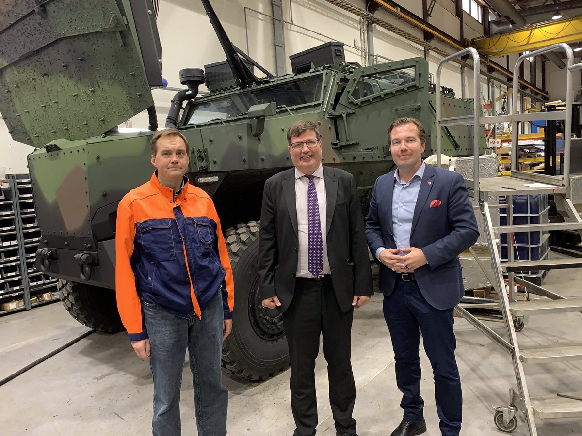 AnttiPeltola_'s tweet photo. Kansanedustaja @artosatonen kävi vierailulla #Akaa ’ssa. Yrityskohteena oli #ToijalaWorks, jossa saimme erinomaisen esittelyn mm. uudesta testikäytössä olevasta miehistönkuljetusajoneuvosta. Kiitos Arto käynnistä. Oli mukava vaihtaa ajatuksia ja kuulumisia. #Pirkanmaa https://t.co/HoXwMcLvL1