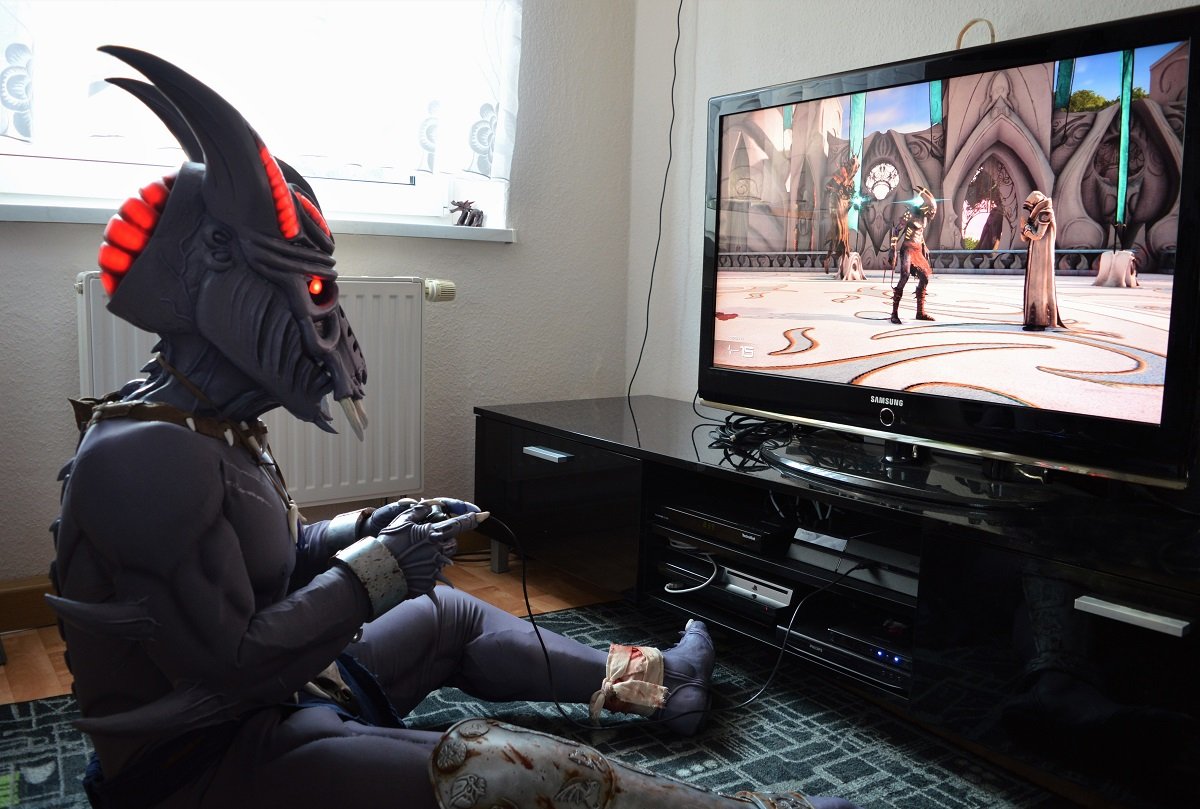 Ravenlordess's tweet image. Yesterday we finally had a photo shoot with my Aarbron #cosplay. It's going to take a while to edit the results though. In the meantime, here's another "Aarbron playing #shadowofthebeast" picture, only this time it's the remake by @HeavySpectrum (: