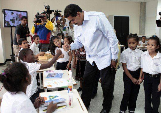 #AClasesConAlegría Presidente <a href="/NicolasMaduro/">Nicolás Maduro</a>: “¿Quién alfabetizó a Venezuela? Nuestro Comandante infinito Hugo Chávez y la Revolución Bolivariana es la que ha traído educación para todos y todas”. @psuvaristobulo <a href="/RosangelaOrozco/">Rosangela Orozco</a> <a href="/EdwinRojasM/">Edwin R</a> <a href="/karsanc/">karenly Sanchez N.</a>