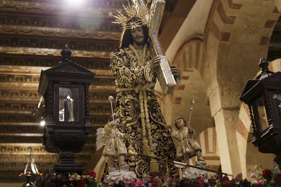 Toda la imaginería que participa en la Magna exposición de Córdoba “Por tu Cruz redimiste al mundo” instantáneas históricas de imagenes que no habían pisado nunca la Mezquita Catedral de Córdoba. bit.ly/2mdJpgR fotos e información en el enlace.