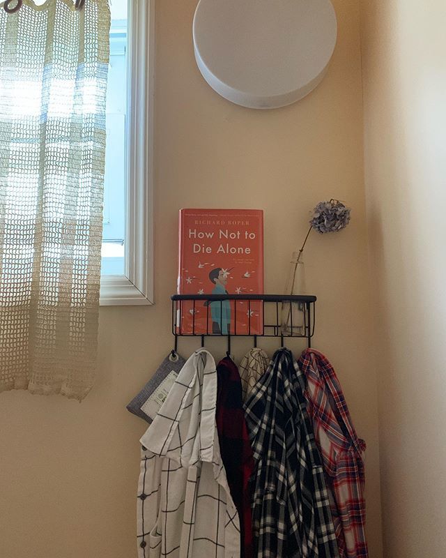 comromco's tweet image. This book took some turns... Would definitely recommend if you’re looking for a good quick read. Eye catching title too. :) #whatiread #bookstagram #bookcover #booktitle #bookworm #shelfie #flannelseason #🍂 #🍁 #📚 #flannel #flannelshirt #hydrangea #dr… ift.tt/2AjxwKi