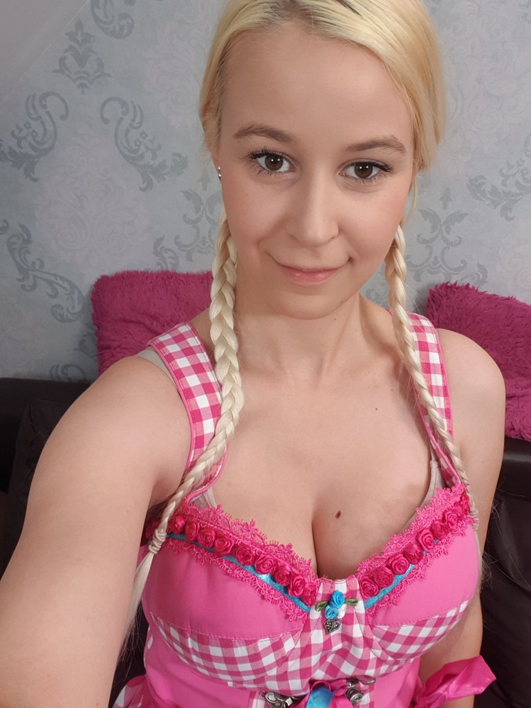 #Oktoberfest steht ja bald an :D Wer war denn schon mal auf den #Wiesn ? Ich war zum Beispiel noch nieeee da 🤣 | #Twitch #Cosplay #Teen #Blond #gamergirl #games #game #streamerin https://t.co/5hhJM7hDU8