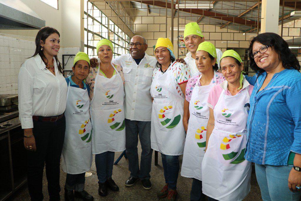 #AClasesConAlegría ¡Maestros y maestras, personal administrativo y obrero, junto a los cocineros y cocineras de la Patria iniciamos el año escolar 2019-2020 con alegría! @psuvaristobulo <a href="/NicolasMaduro/">Nicolás Maduro</a> <a href="/RosangelaOrozco/">Rosangela Orozco</a> <a href="/EdwinRojasM/">Edwin R</a>
<a href="/karsanc/">karenly Sanchez N.</a>