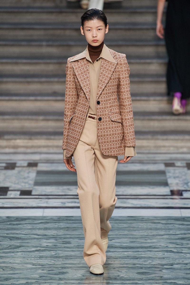 highendfashn's tweet photo. Victoria Beckham SS20 #LFW https://t.co/exWYRVKxWp
