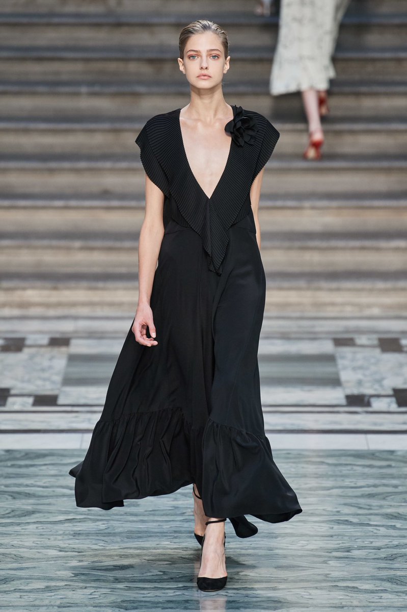 highendfashn's tweet photo. Victoria Beckham SS20 #LFW https://t.co/exWYRVKxWp
