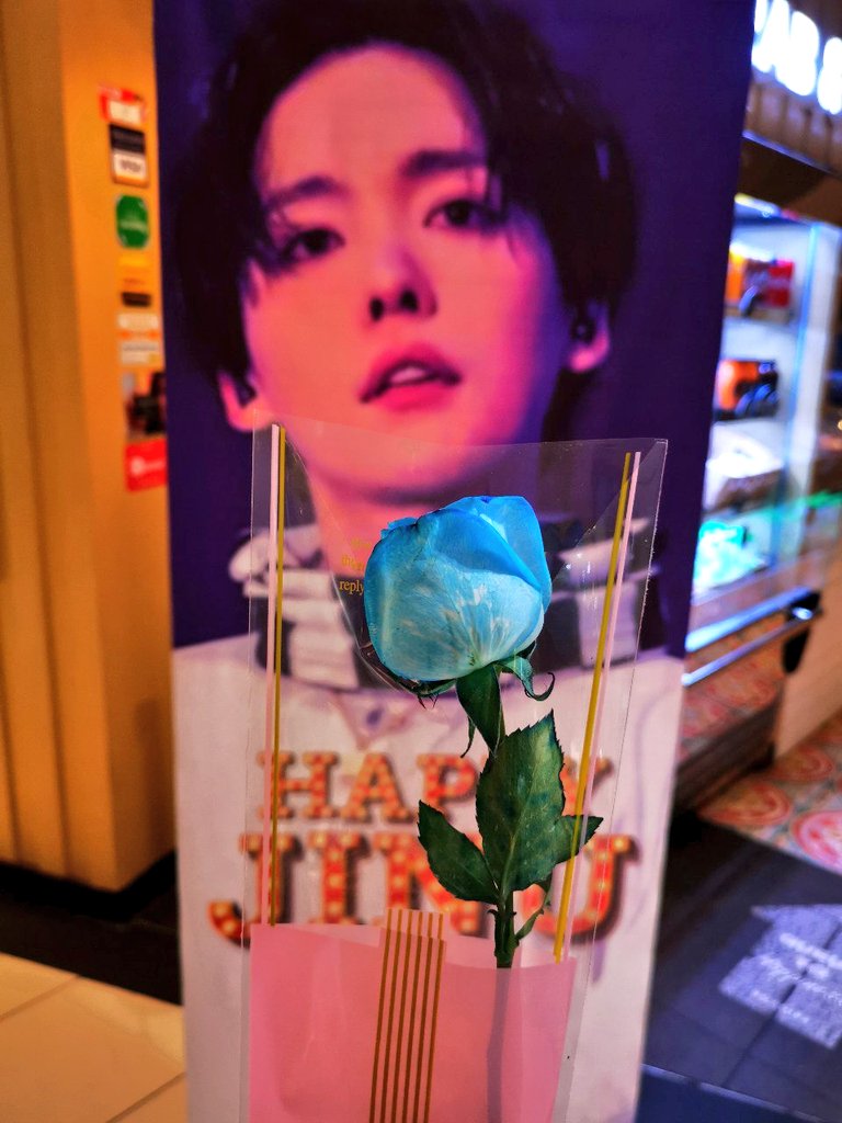 sparklygold_'s tweet photo. i'm so happy for yesterday event! Thanks to @winnerfied for organized this event &amp; also to ICs who gave me the freebies. So pretty! Hope we can meet again next event 😍😘😊🥰💙💙💙💙🌹🌹🌹🌹 

#JinwooDayinMY
#FiveYearsWithWinner https://t.co/TmpZQ4lbAR