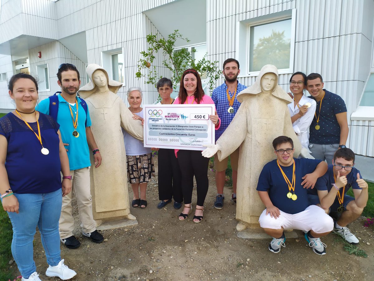 HospitalariasGr's tweet photo. Clausura de las X Olimpiadas Familiares de la Urbanización Gran Parque. "Este año hemos ganado todos" Más info y fotografías en: https://t.co/Z5W4RmrGuW https://t.co/9S5aUquEtU