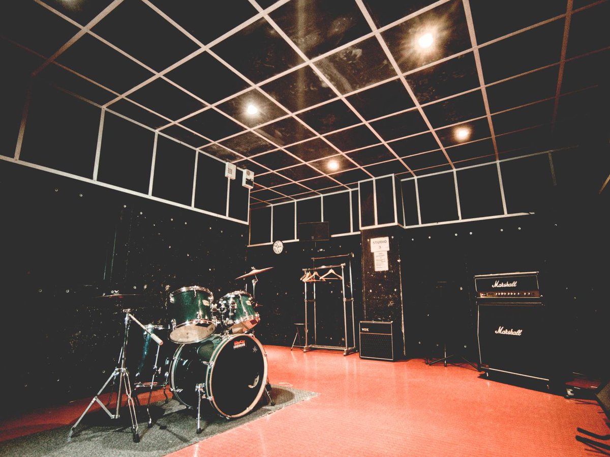 N'oubliez pas ! Le Rocksane, c'est aussi la Rock School ! Et ce n'est pas seulement une école de musique, nous avons également deux studios de répétition, entièrement équipés à votre disposition ! ☎️ N'hésitez pas à nous téléphoner pour réserver des créneaux.  #rockschool