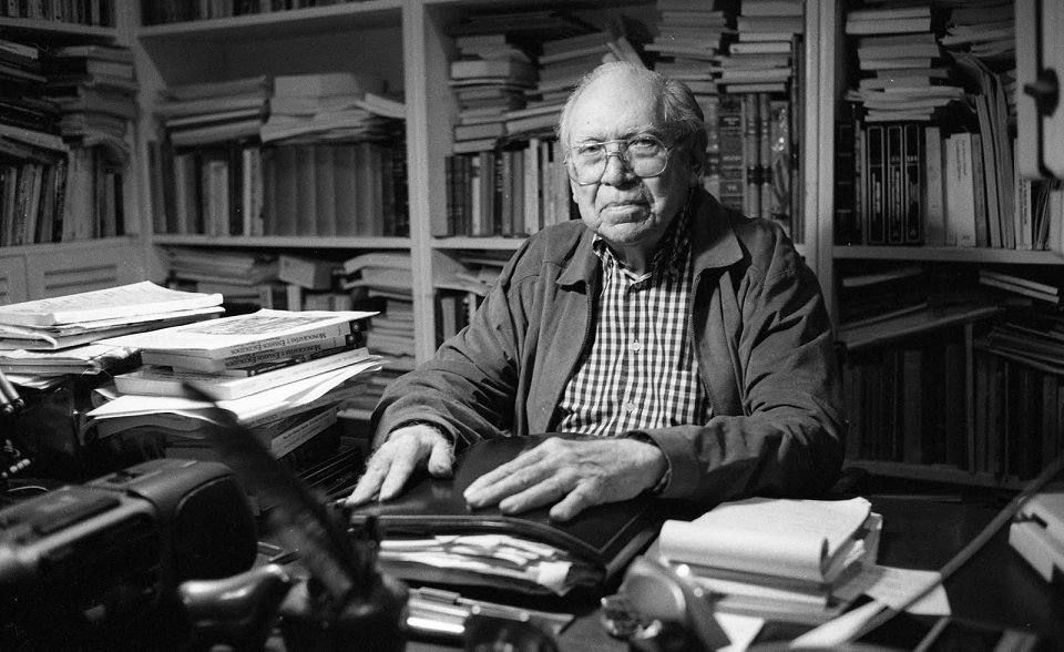 “La misión que la educación debe asumir es la de enseñar a vivir. La educación implica estimular el ejercicio del criterio propio que permita el cuestionamiento de cualquier formulación dogmática” 

Arturo Uslar Pietri