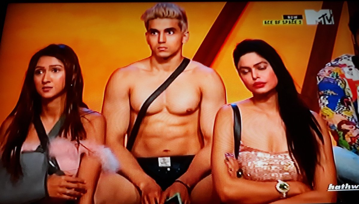 ipsita_shee's tweet photo. Now @lostboy54 is
Discussing with
#Roshmi & @KrissannB
#AceOfSpace2
#VikasGupta
#MasterMind #ClassLagegi on @mtvindia Everyday on 6pm, #Houseguests https://t.co/CpVV8yDi7q