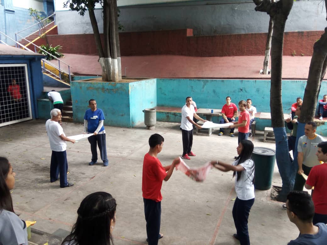 socio_aranda's tweet photo. @magallyvina Gymkana de Pacientes de la Residencia Socio Asistencial Aranda Objetivos: Atención, Concentración, Integración, Trabajo en equipo. https://t.co/mqqvgzi6tZ